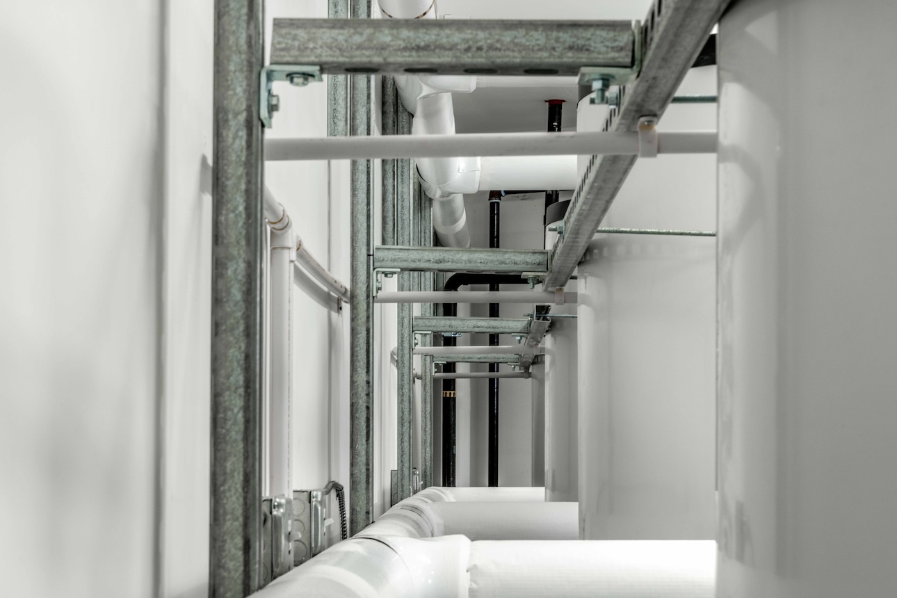 A room filled with a long line of pipes and pipes.
